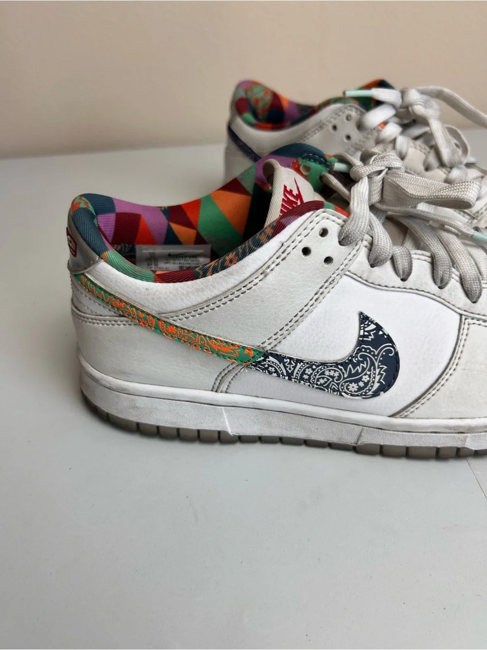 Nike White Low-Top Kids Sneakers with Multicolor Patterned Liner 7Y